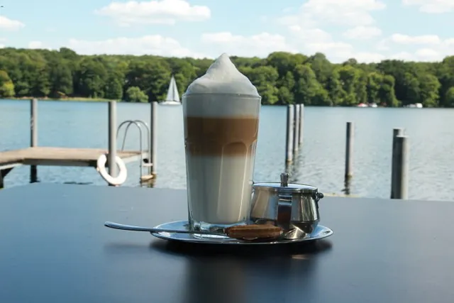 Hotel Fährhaus am Kalksee - Milchkaffee im Sommer